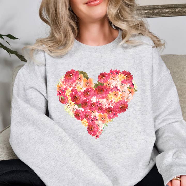 Sweatshirt de la Saint-Valentin à cœur floral pour la vente par Simply Spoken Apparel