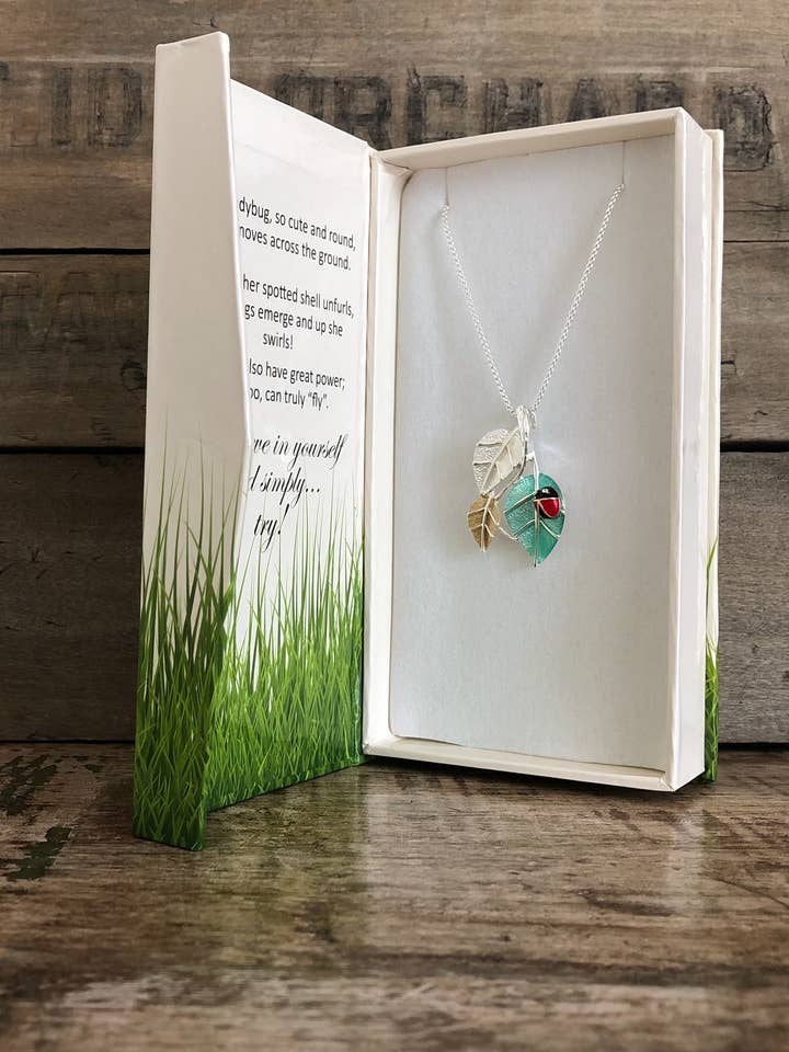 Collana Coccinella con 3 Foglie in Gioielleria BOX per la vendita all'ingrosso da parte di Carol Young Silver