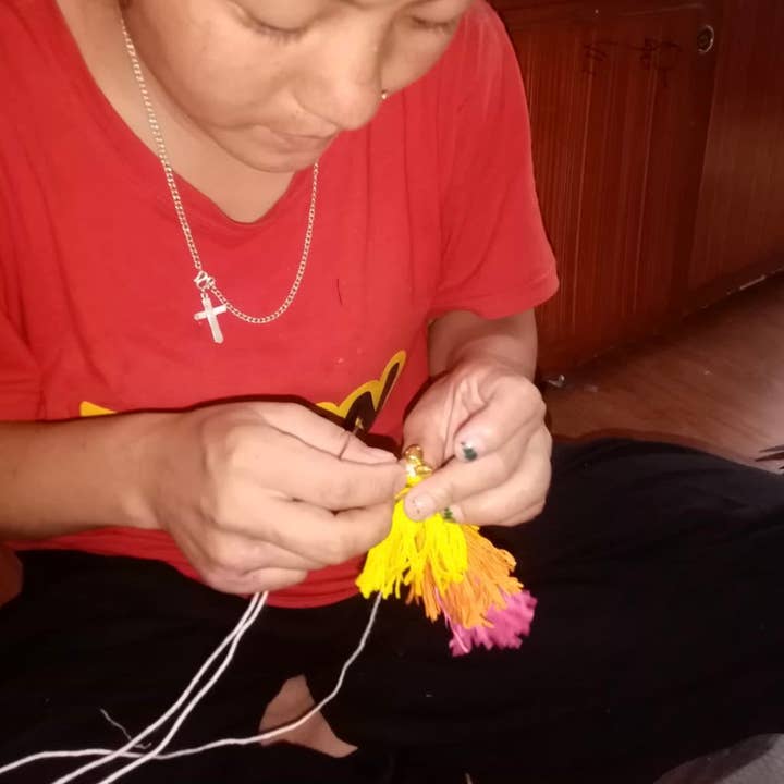 Luna-Leena - handmade in Nepal - Wholesale Keychain - Women's - Sleutelhanger kwastje geel - tasbedel - organisch handgemaakt5