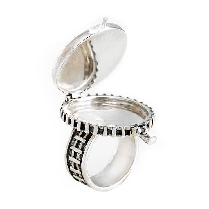 NYC Autentisk Token Sterling Sølv Keepsake Ring for engroshandel hos Cynthia Gale New York