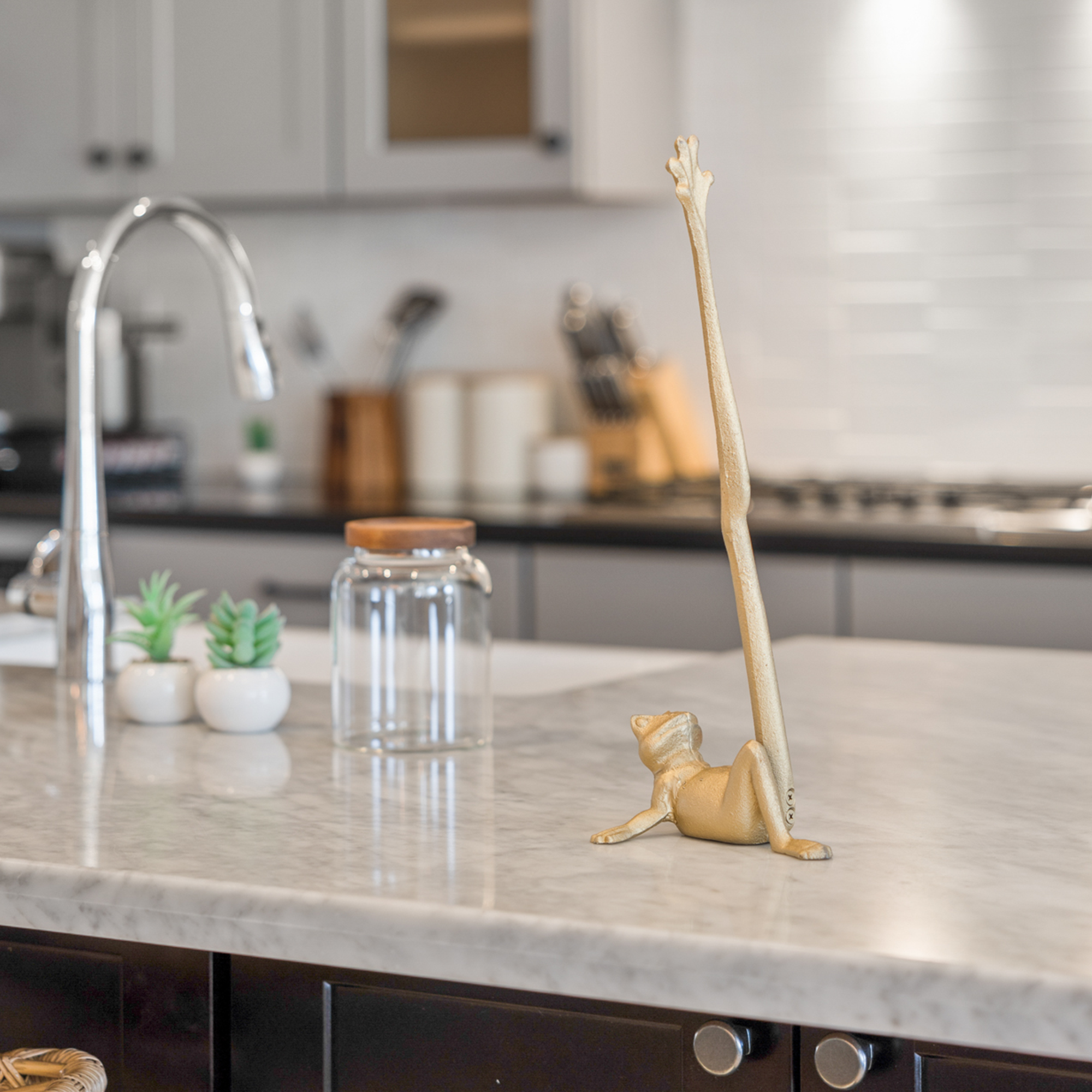 Wall Charmers – wholesale Paper towel holder – Gold Frog Paper Towel Holder, 14"9