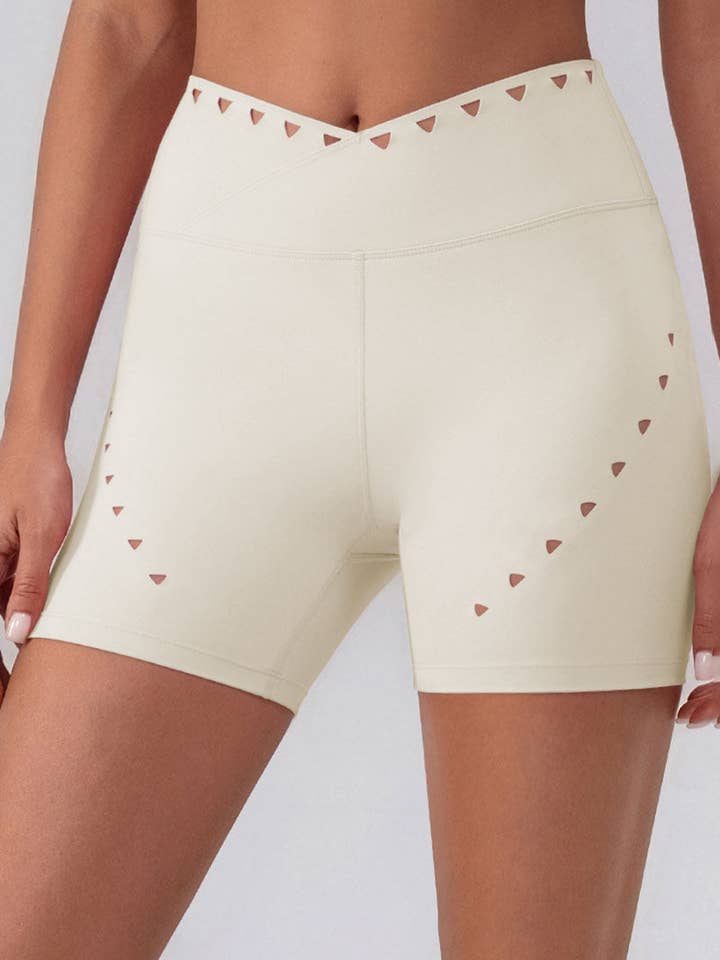 Shorts casual a vita alta con taglio laser per la vendita all'ingrosso da parte di Mccolin