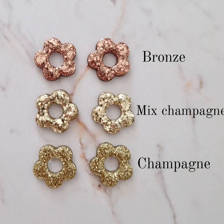 Blumenohrringe aus goldfarbenem Edelstahl in Wunschfarbe für den Großhandel von Les Noeuds de Maman