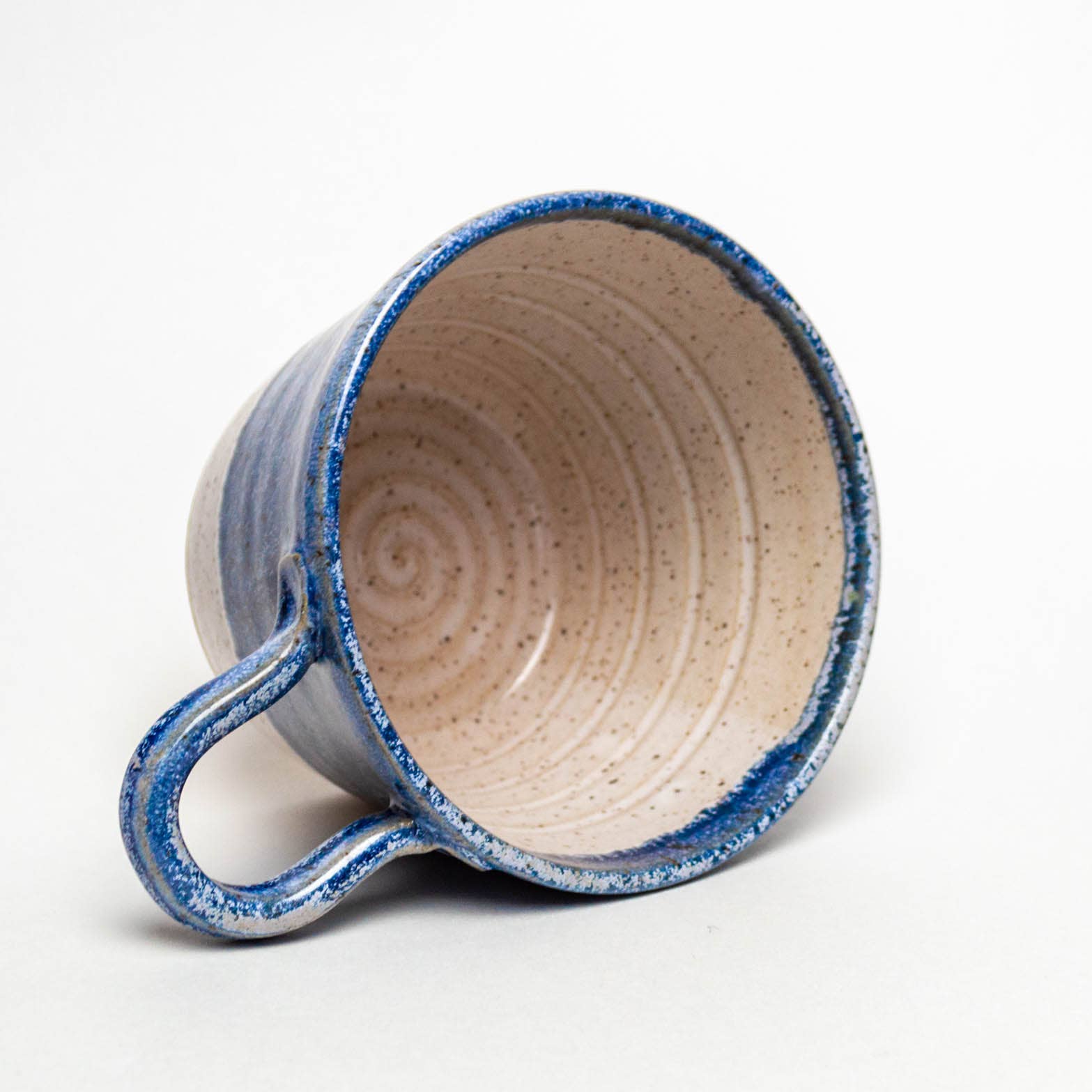 White Squirrel Clayworks – wholesale Rakskål - Herr – Rakskål i stengods med blå frostglasyr och borste, handdrejad i Ohio1