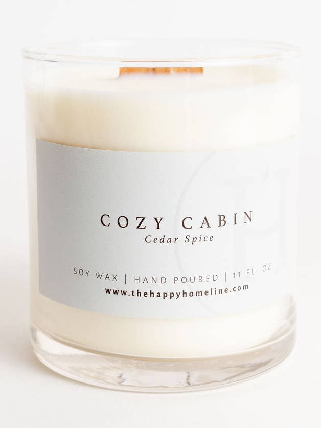 Bougie à mèche en bois Cozy Cabin de 11 oz pour la vente par The Happy Home Line