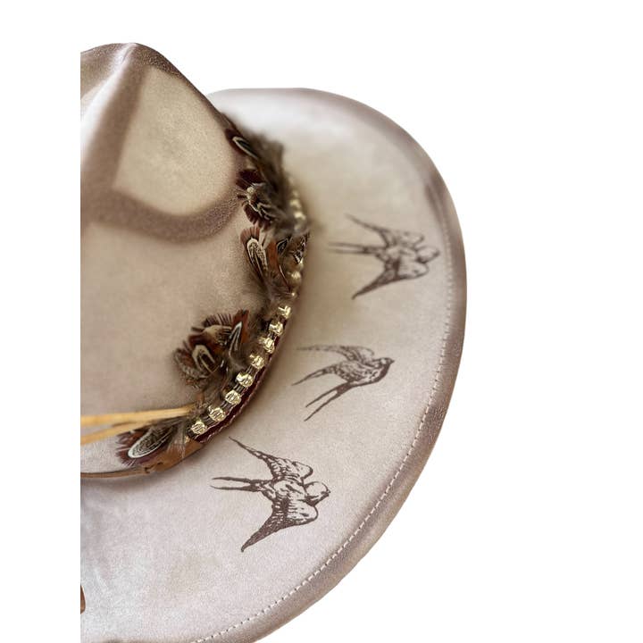 Wild Indigo - Vente Chapeau de cowboy – femme - Chapeau brûlé en suède végétal beige Wild Indigo avec motifs oiseaux et fleurs - style cow-boy western4