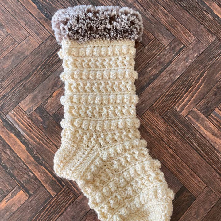 Gehaakte kerstsok met imitatiebontrand voor wholesale door Aspen & Jade