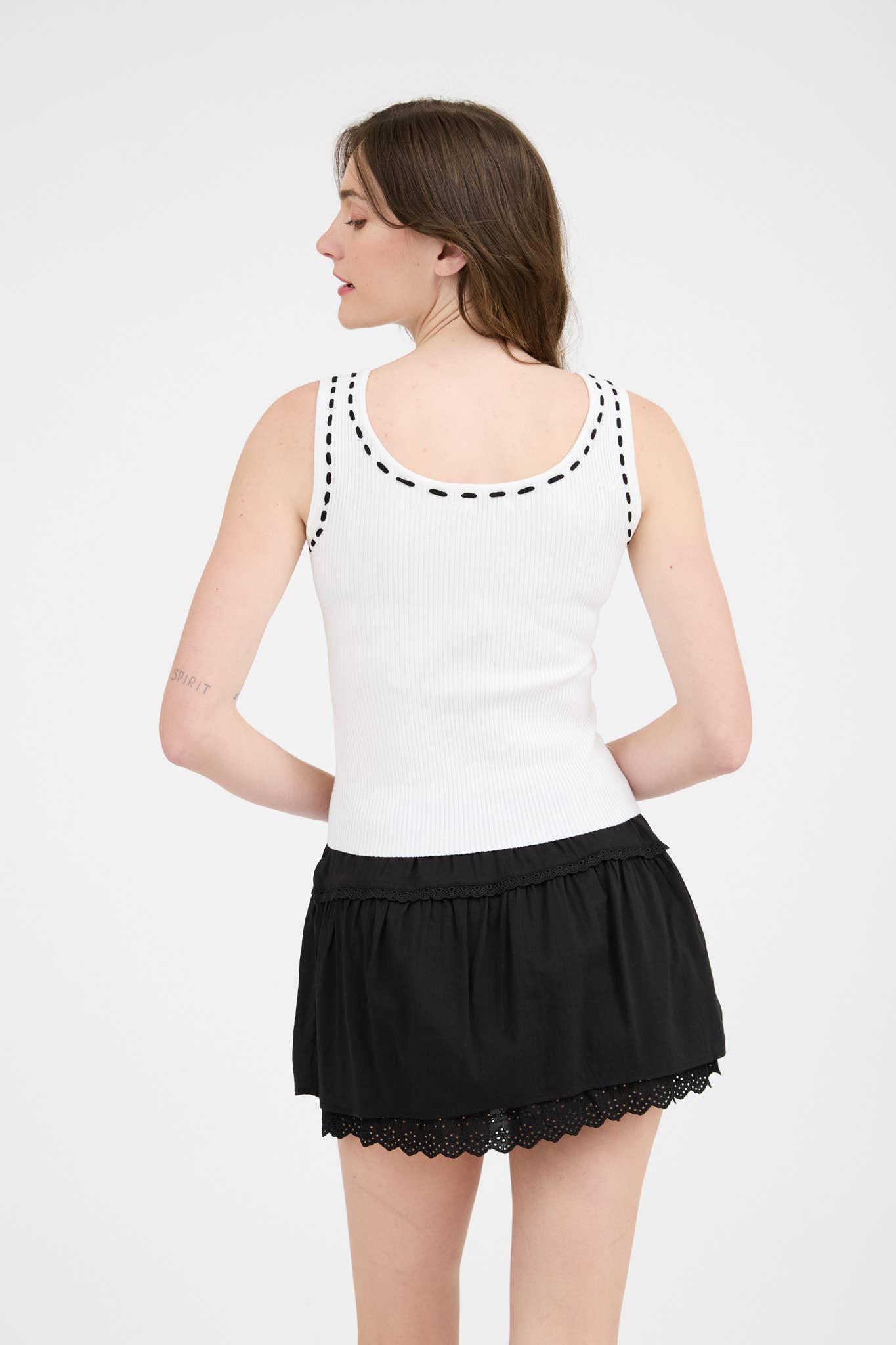 The Workshop Studio – Engroshandel Strikket top - Dame – SCOOP-UDSKÆRING FORAN BIND SWEATER STRIKKET TANKTOP6