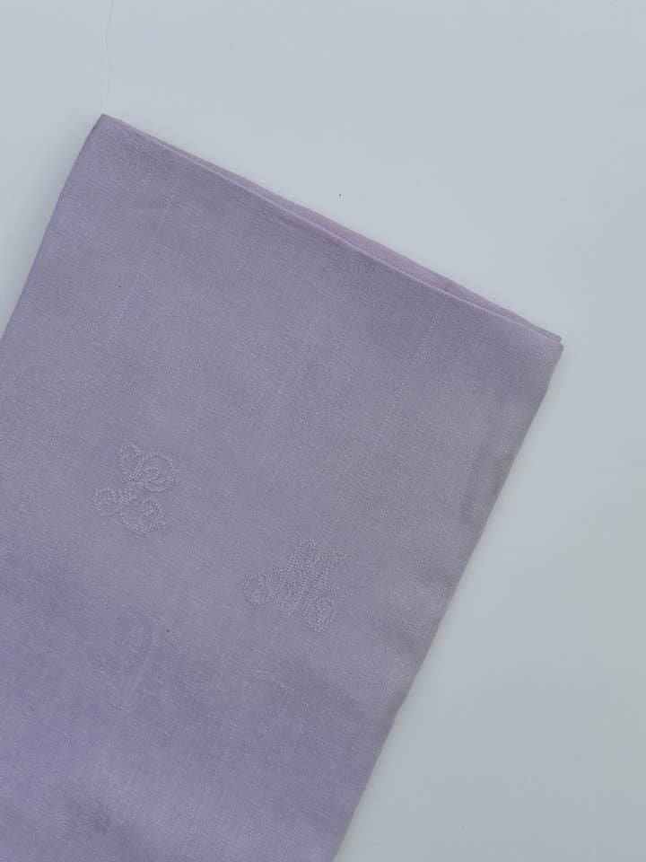 Toalha de mesa antiga adamascada - Monograma LM - 150x220 cm - Lilás por atacado de Maison Masarin
