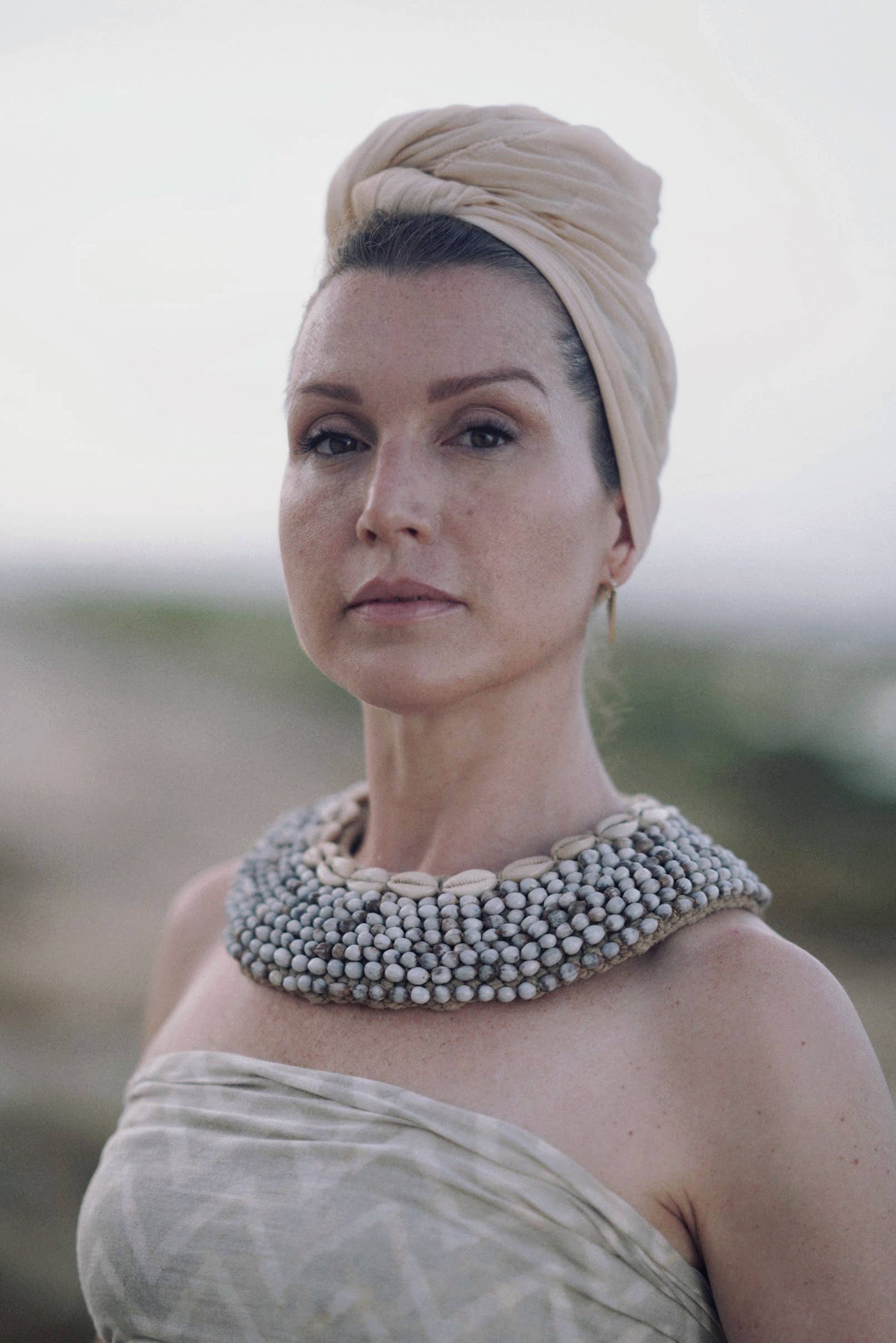 Bonisita - Vendita all'ingrosso Collane a bavaglio - Collana tribale vintage Cowrie Shell & Seeds di Papua2