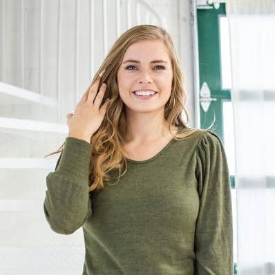 Date Night Top | Frühlings-Olive für den Großhandel von Rogue Society Apparel®️