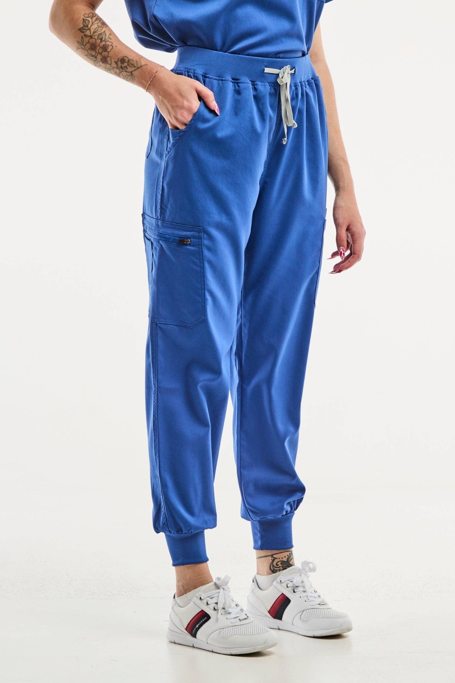 AELIN - Wholesale Healthcare Uniform - Women's - EMMA Jogger - Tenue médicale - Femme - Bleu roi7