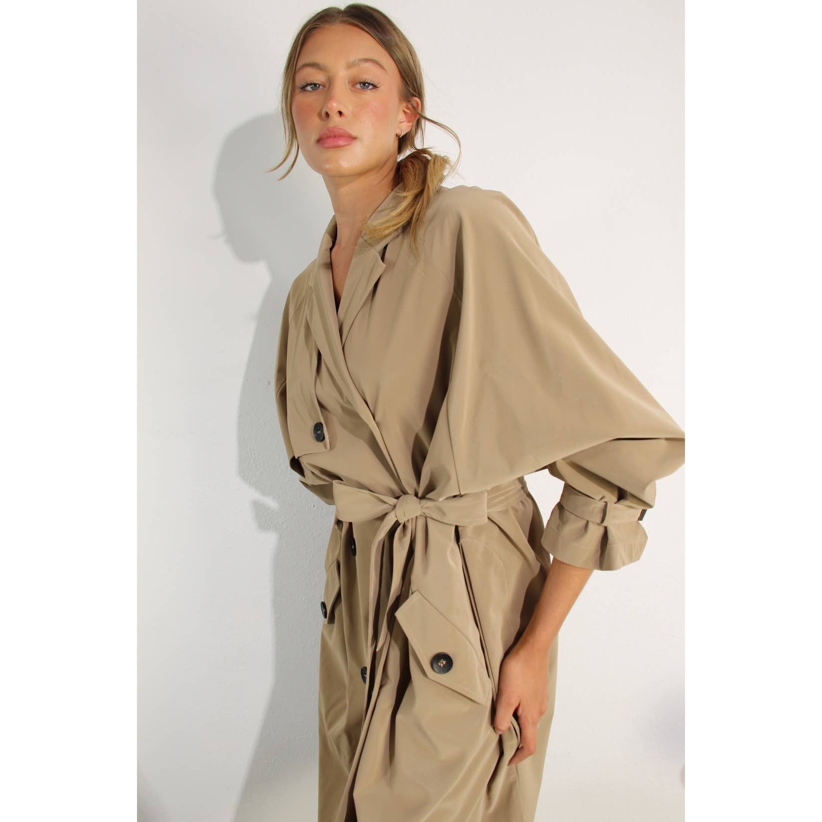 KHAKI TRENCHCOAT I KONSTLÄDER DUK för wholesale på Faire15