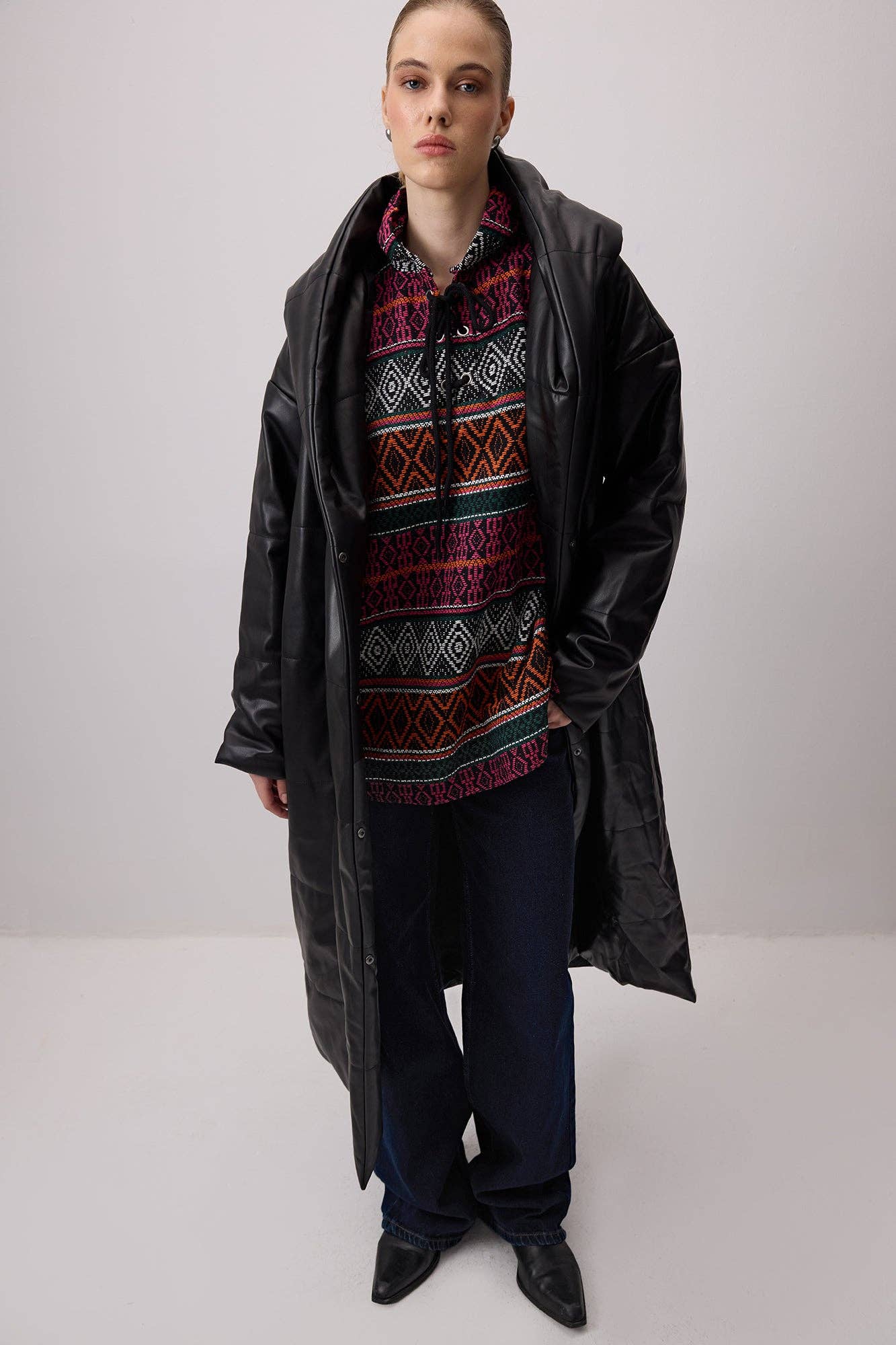 Svart HUVFÖRSÄDD MAXI VEGANSK LÄDERKAPPA för wholesale på Faire2