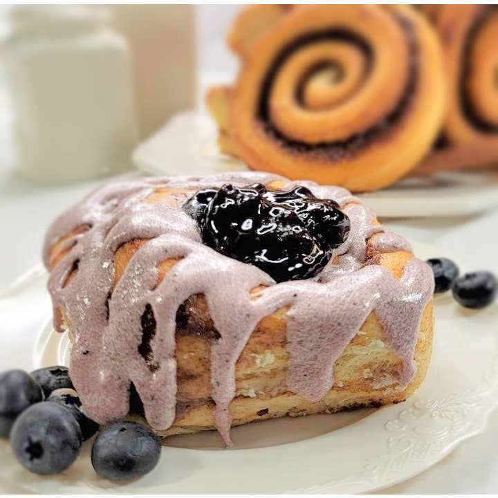 Cinnamom - Wholesale Cookie - Cinnamom Bakery 6oz Blueberry Cobbler Cinnamon Roll