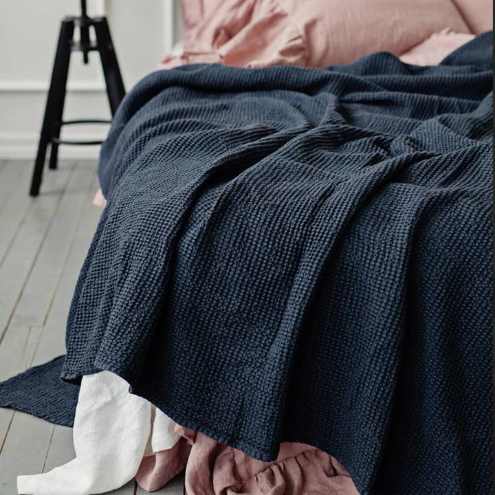 MagicLinen - Wholesale Bedding Blanket - Linen waffle blanket in various colors