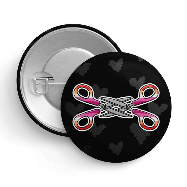 Forbici Lesbiche | Spilla Orgoglio Adulto | Distintivo LGBTQ+ per la vendita all'ingrosso da parte di That Queer Card Co