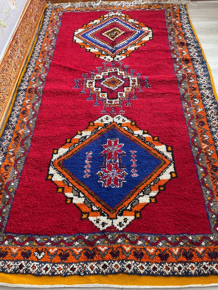 Handmade handwoven Moroccan 100% organic sheep wool rug for wholesale by Marrakech Bazaar