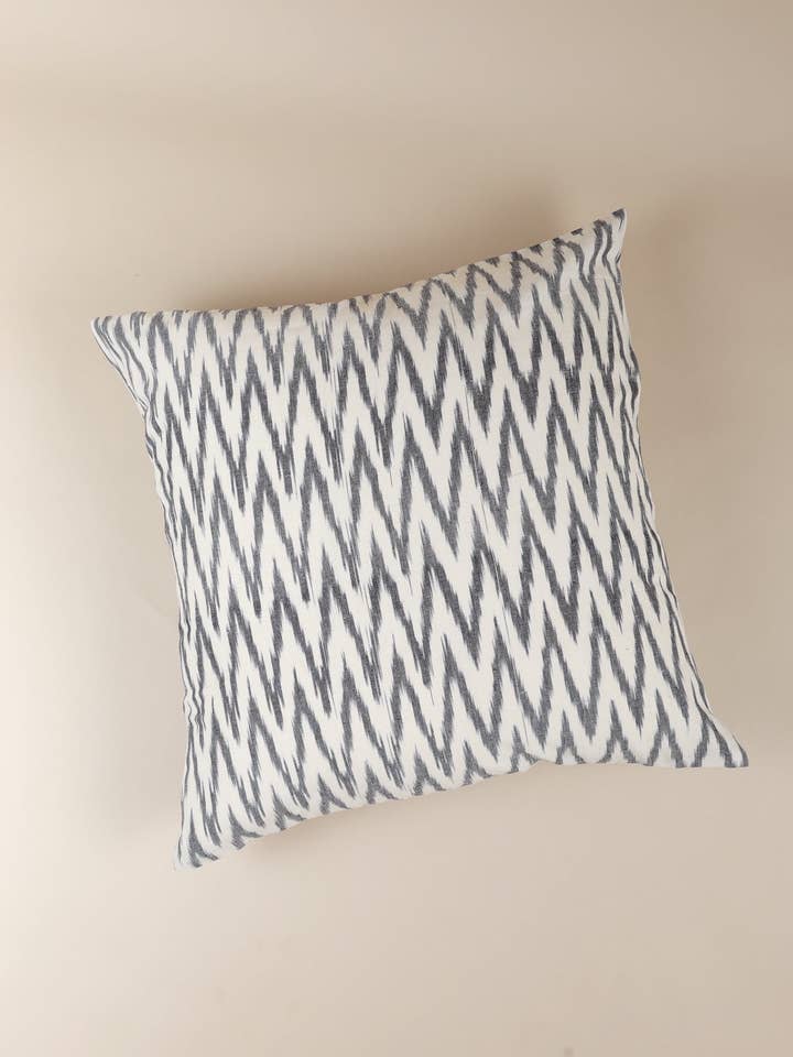 Coussin Ikat à rayures monochromes pour la vente par Ninéh