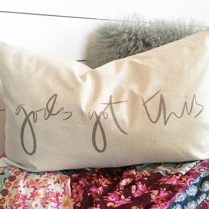 God's Got This Rein Housse d'oreiller avec inscription grise pour la vente par Design District Co