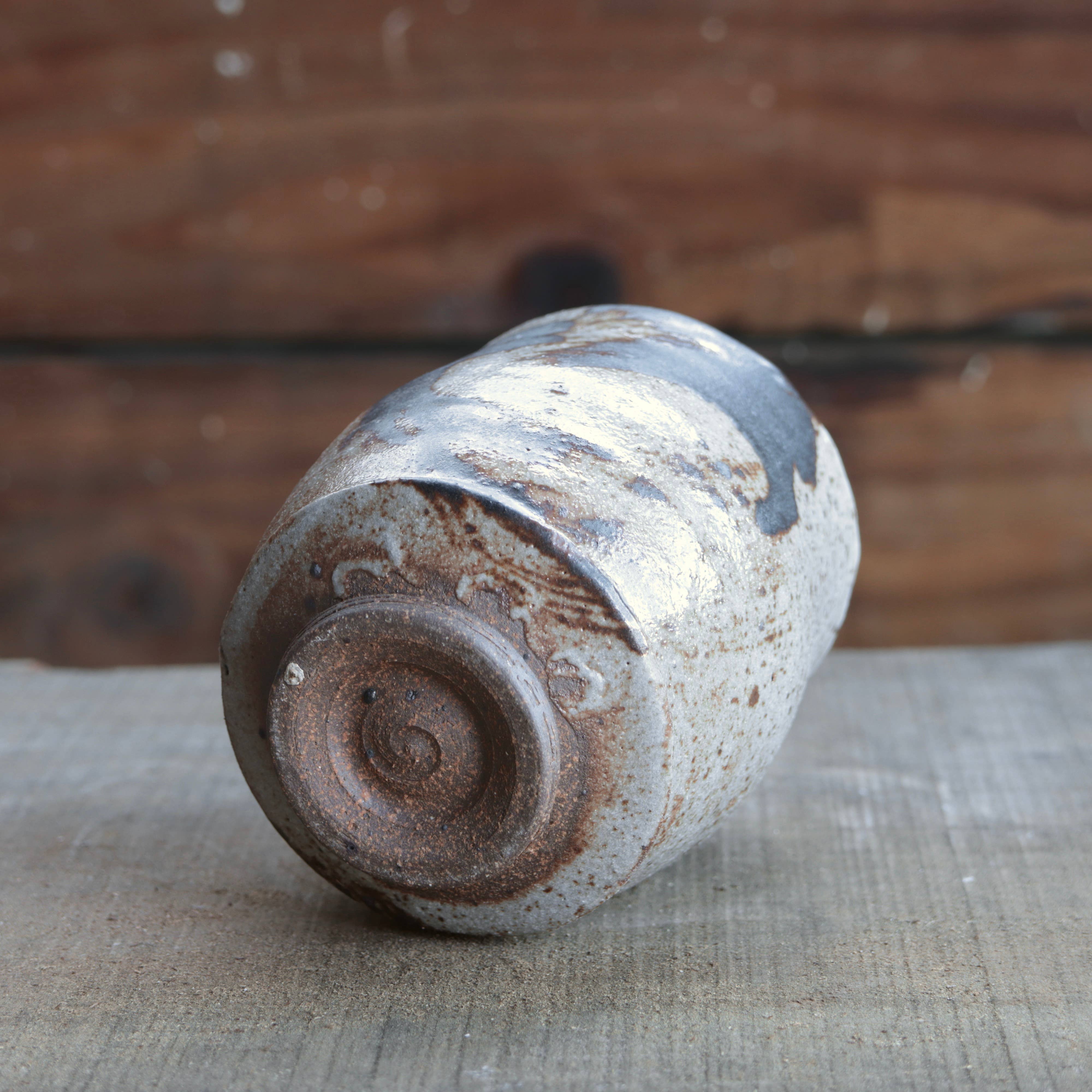 Matt Fishman Pottery - Venta al por mayor Taza - Yunomi de Arcilla Silvestre con Vidriado de Granito y Decoración de Hierro4