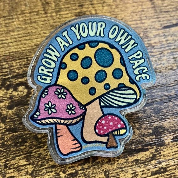 Adorable épingle en acrylique en forme de champignon — « Grandissez à votre rythme » pour la vente par Wildcard Graphic Design