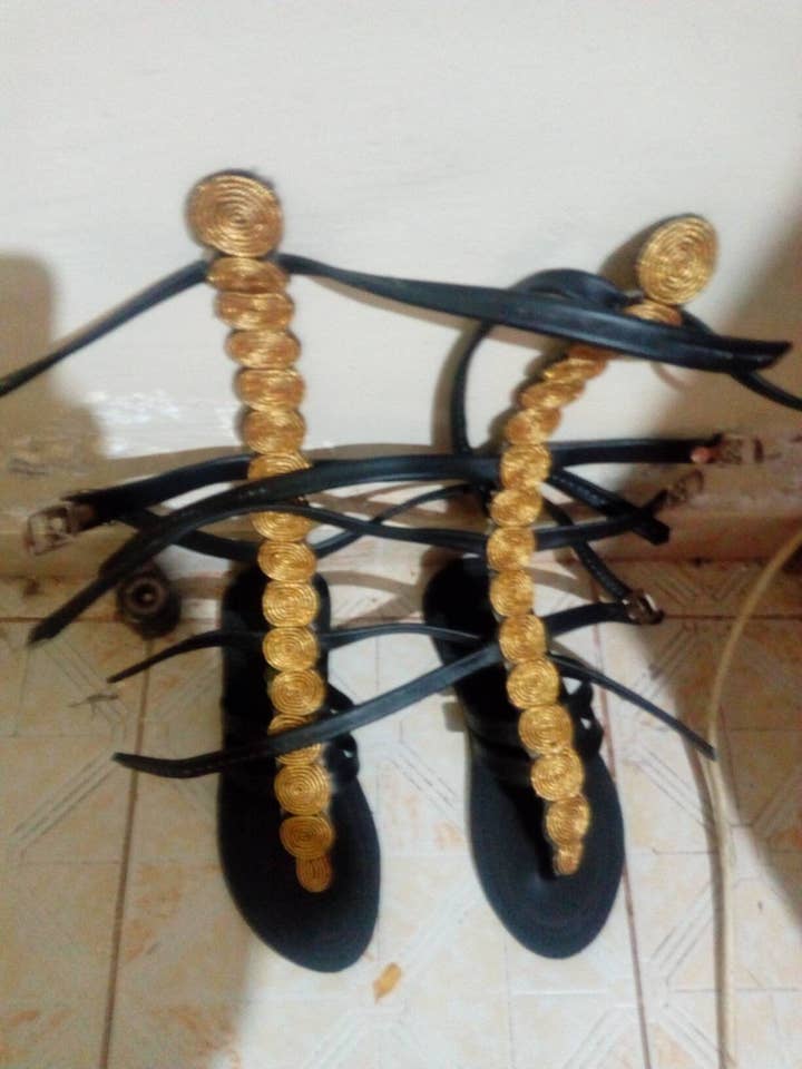 Handgefertigte goldene Masai-Gladiatorensandalen mit Perlen. für den Großhandel von Delight merchants