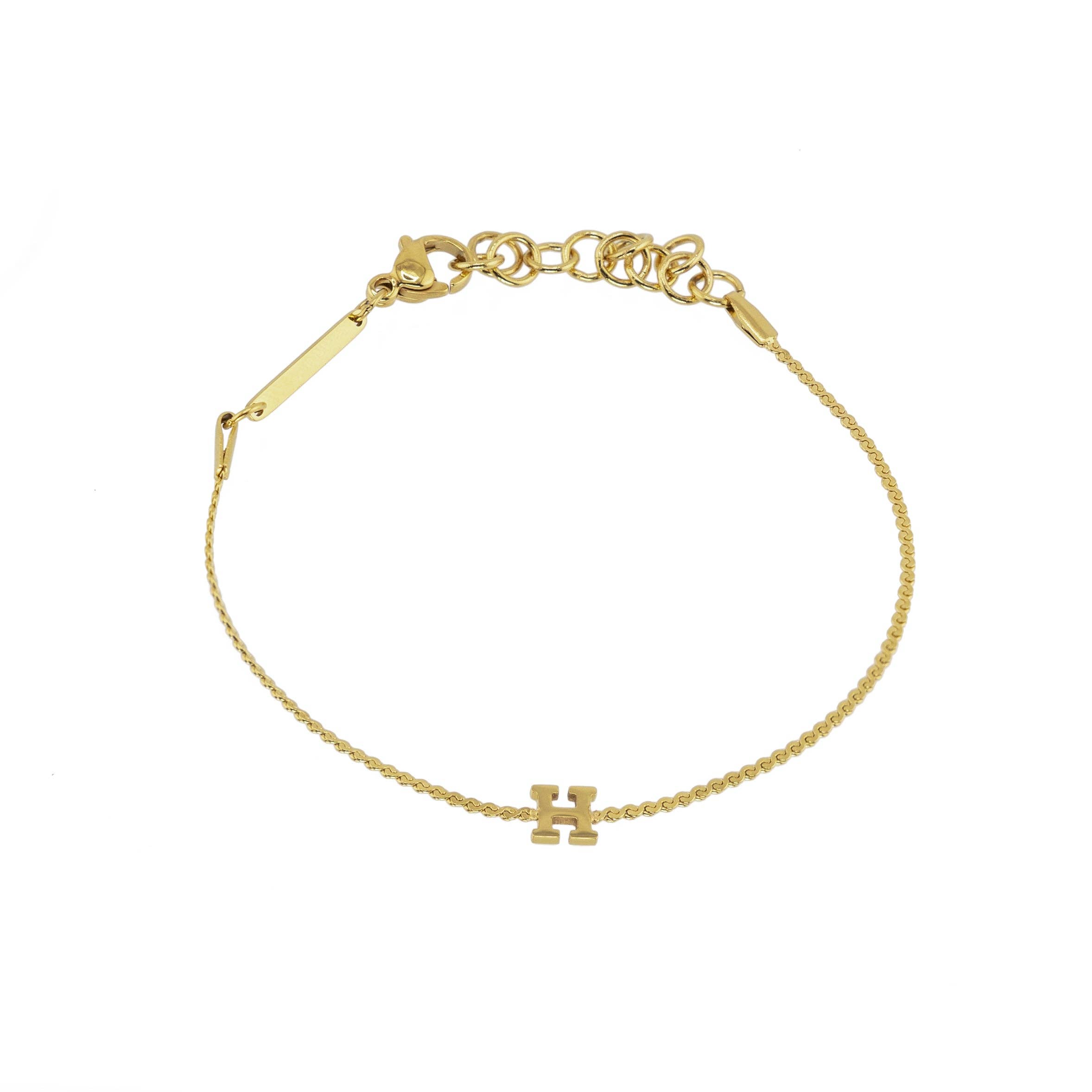 Brenda Grands Jewelry – Großhandel Armband mit Charms/Anhängern – Wasserdichtes zierliches Gold-Initialen-Armband24