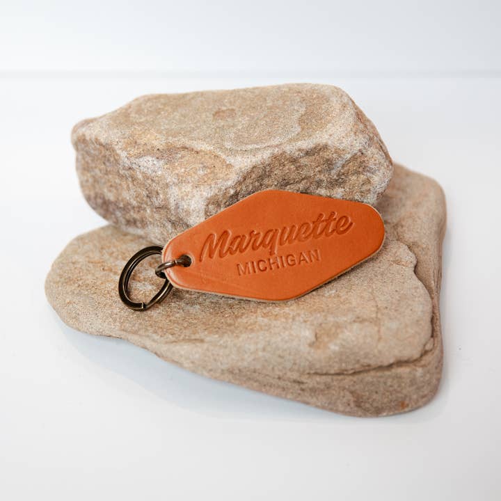 Portachiavi in pelle personalizzato con città e stato per la vendita all'ingrosso da parte di Aura Design Co.