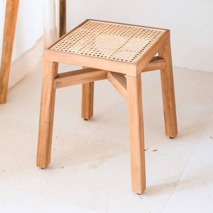 Tabouret en bois solide Subang avec assise carrée en rotin tressé, fait main pour la vente par Soeji