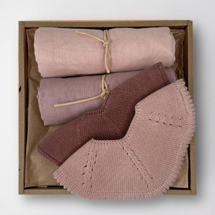 Scatola Must-have per Neonati - Sfumature di Polvere Viola Ricamata Scatola Prematura - Trifoglio e Avorio - Cotone Organico per la vendita all'ingrosso da parte di Saga Copenhagen