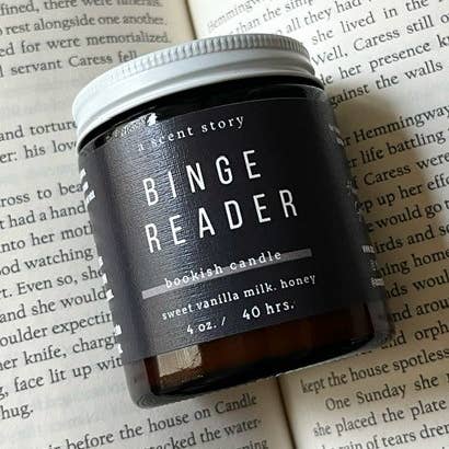 Binge Reader | Bookish Candle | Söt vanilj. Mjölk + Honung för wholesale av A Scent Story Candle Co