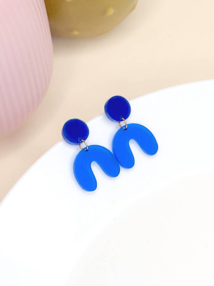 Boucles d'oreilles à nœud bleu encre pour la vente par Niemalsmehrohne