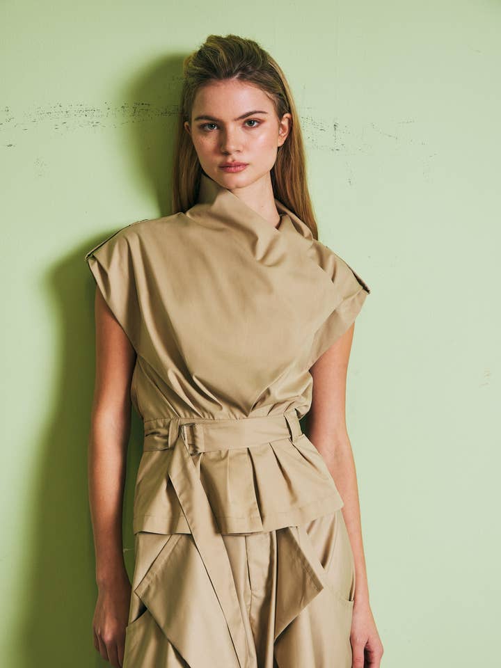 Giacca senza maniche drappeggiata con cintura in vita per la vendita all'ingrosso da parte di RIVIR