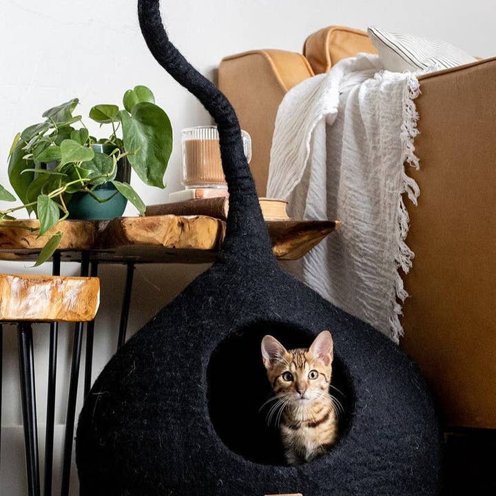 Grotta per gatti Deluxe, realizzata a mano, in feltro, con coda, colore: nero notturno per la vendita all'ingrosso da parte di Fuzzy cove