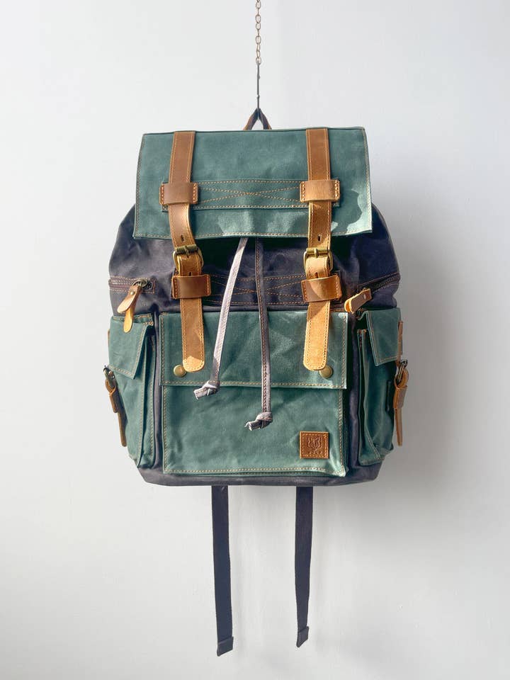 WOLF Grote Rugzak van Gewaxte Katoen voor wholesale door Wolf Clothing Collective Ltd