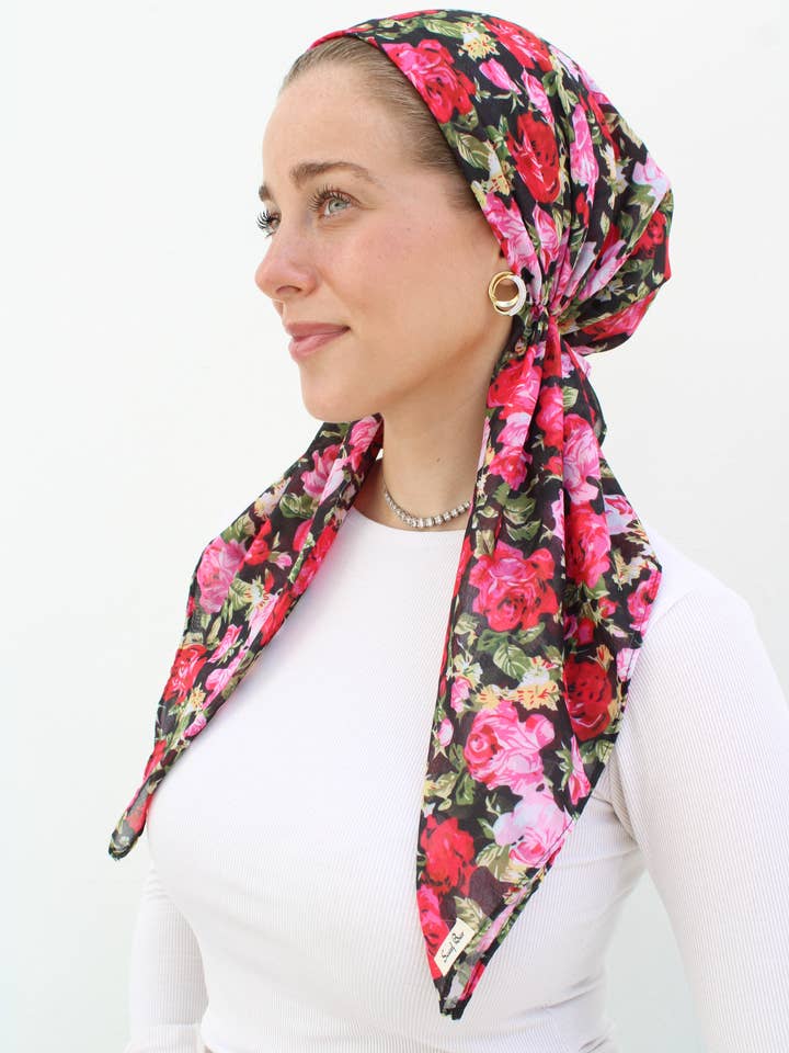 Korte klassieke voorgestrikte hoofddoek Rode rozenboeket (met fluwelen grip) voor wholesale door The Scarf Bar