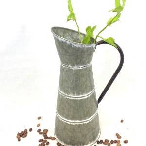 Home Kreation by KK dba Kraft Klub - Vente Pichets - PICHET EN ÉTAIN BLANCHI À LA CHAUX AVEC POIGNÉE NOIRE