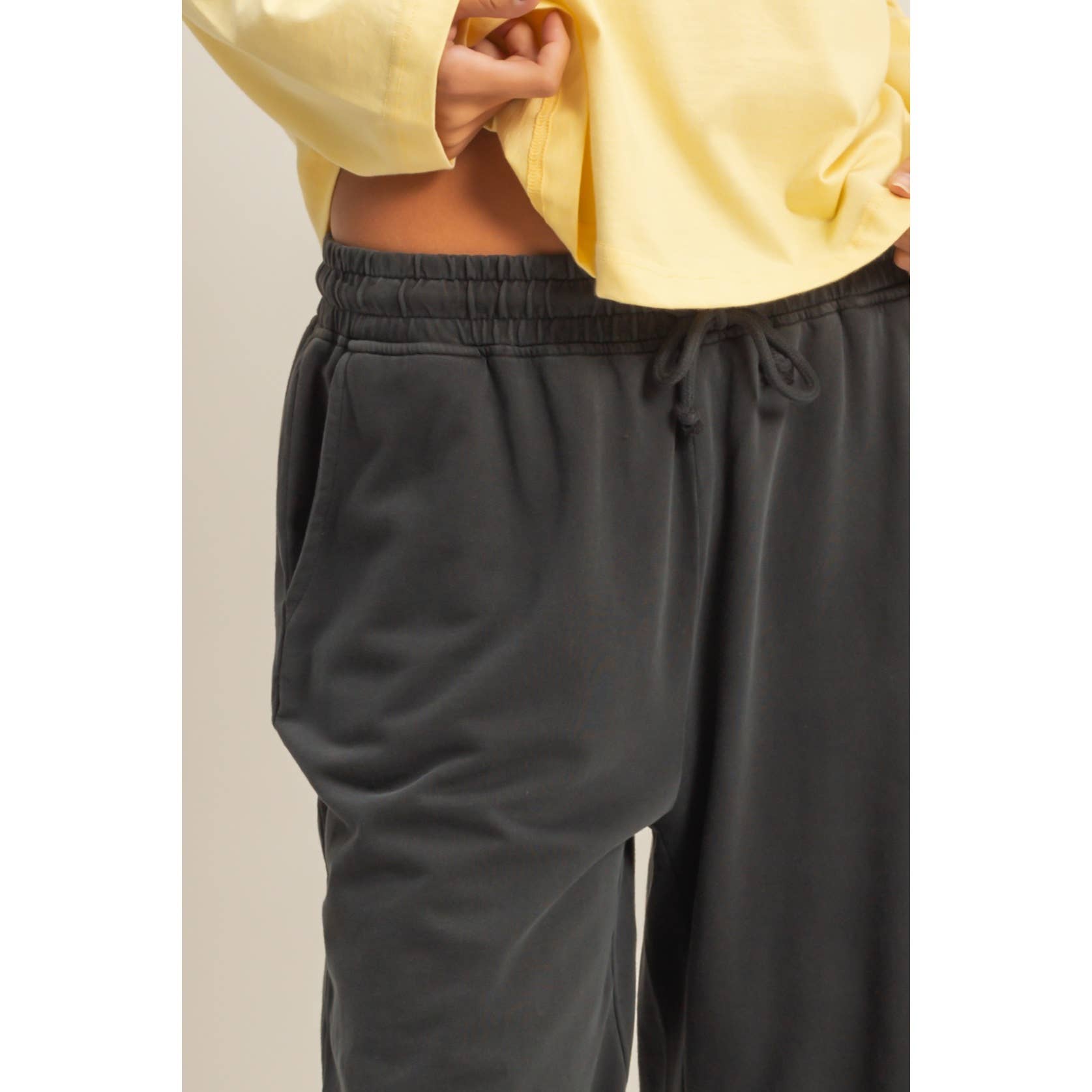 HYFVE - Venta al por mayor Pantalones de chándal/cómodos - Mujer - Pantalones de chándal plisados de cintura alta con cordón12