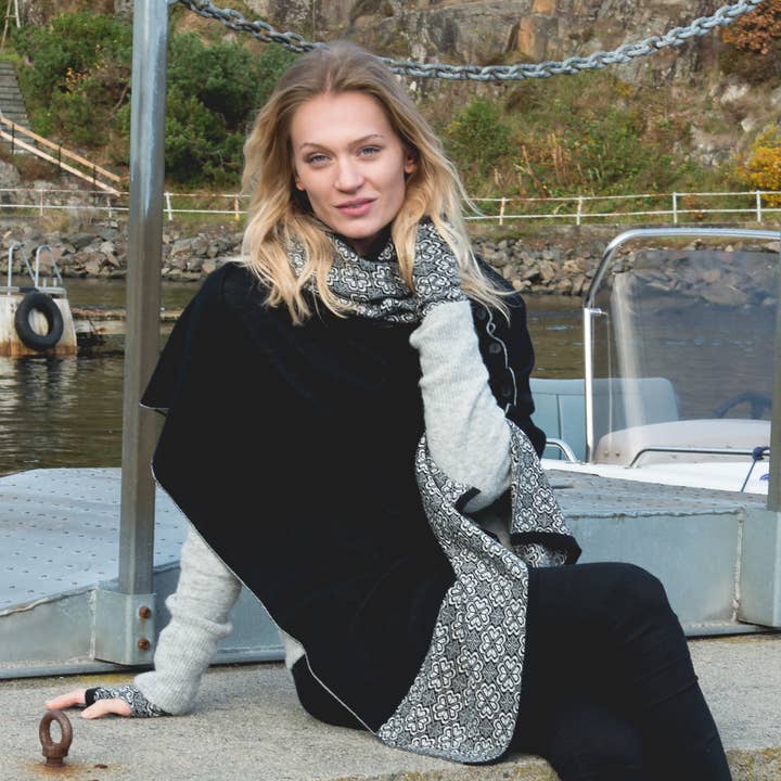 Poncho/cape réversible en laine Briksdal pour la vente par Scandinavian Specialties