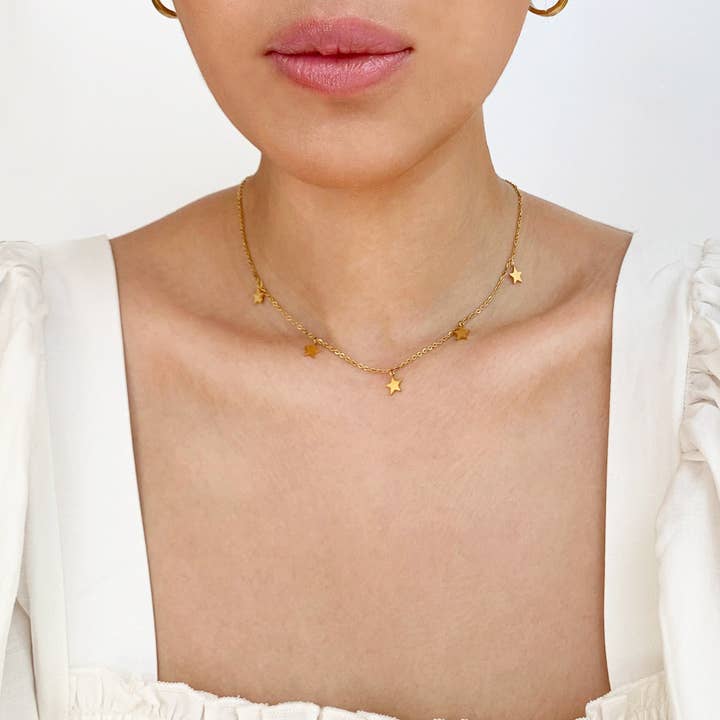 COLLAR DE CADENA DE ESTRELLA DORADA DELICADA CHLOE para venta al por mayor de MAI DESIREE