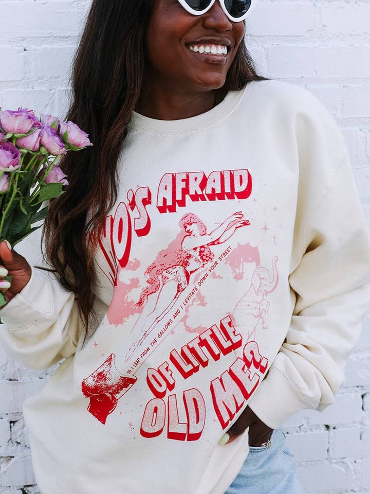 Wie is bang voor kleine oude ik sweatshirt in ivoor voor wholesale door Girl Tribe Co