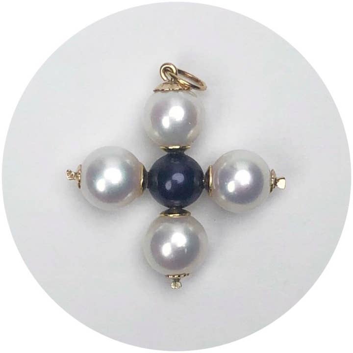 Pendentif Croix Maltaise en Perle d'Eau Douce Perla Grande Fait Main pour la vente par Oriana Lamarca Designs