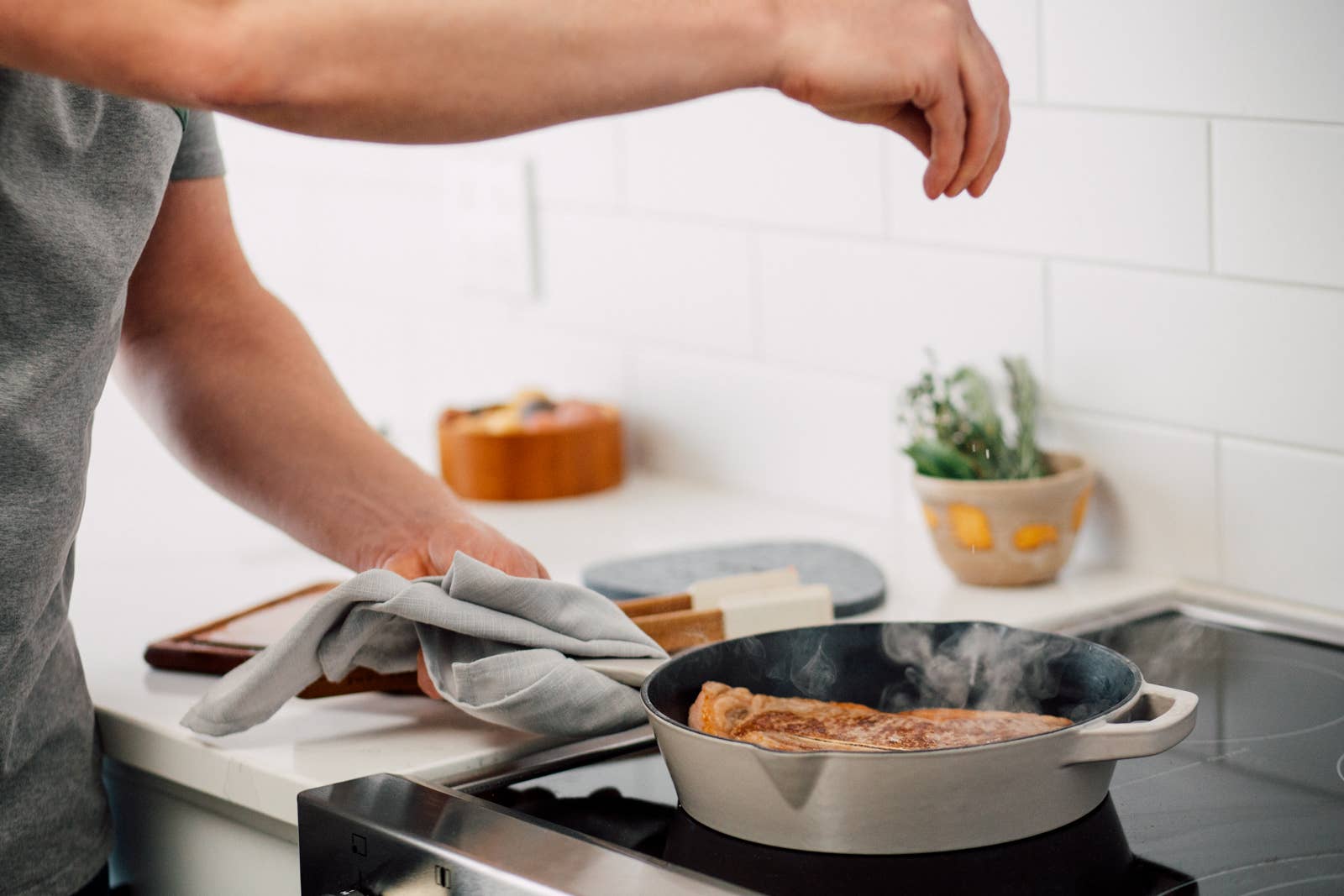 Kana - Wholesale Cast Iron Skillet - Milo 10-inch Skillet with lid38