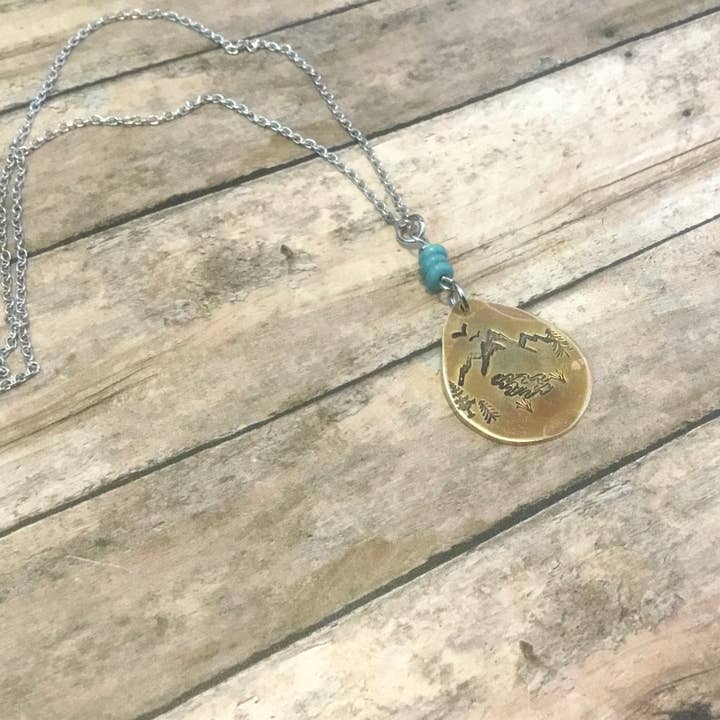 Collier à pendentif rustique en laiton en forme de larme pour la vente par Jamie Haley Designs