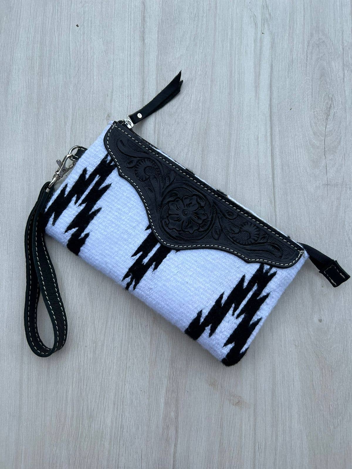 The Design Edge - Wholesale Clutch bag – women's - B&W Saddle Blanket Clutch with Tooled Lthr - TSB41G