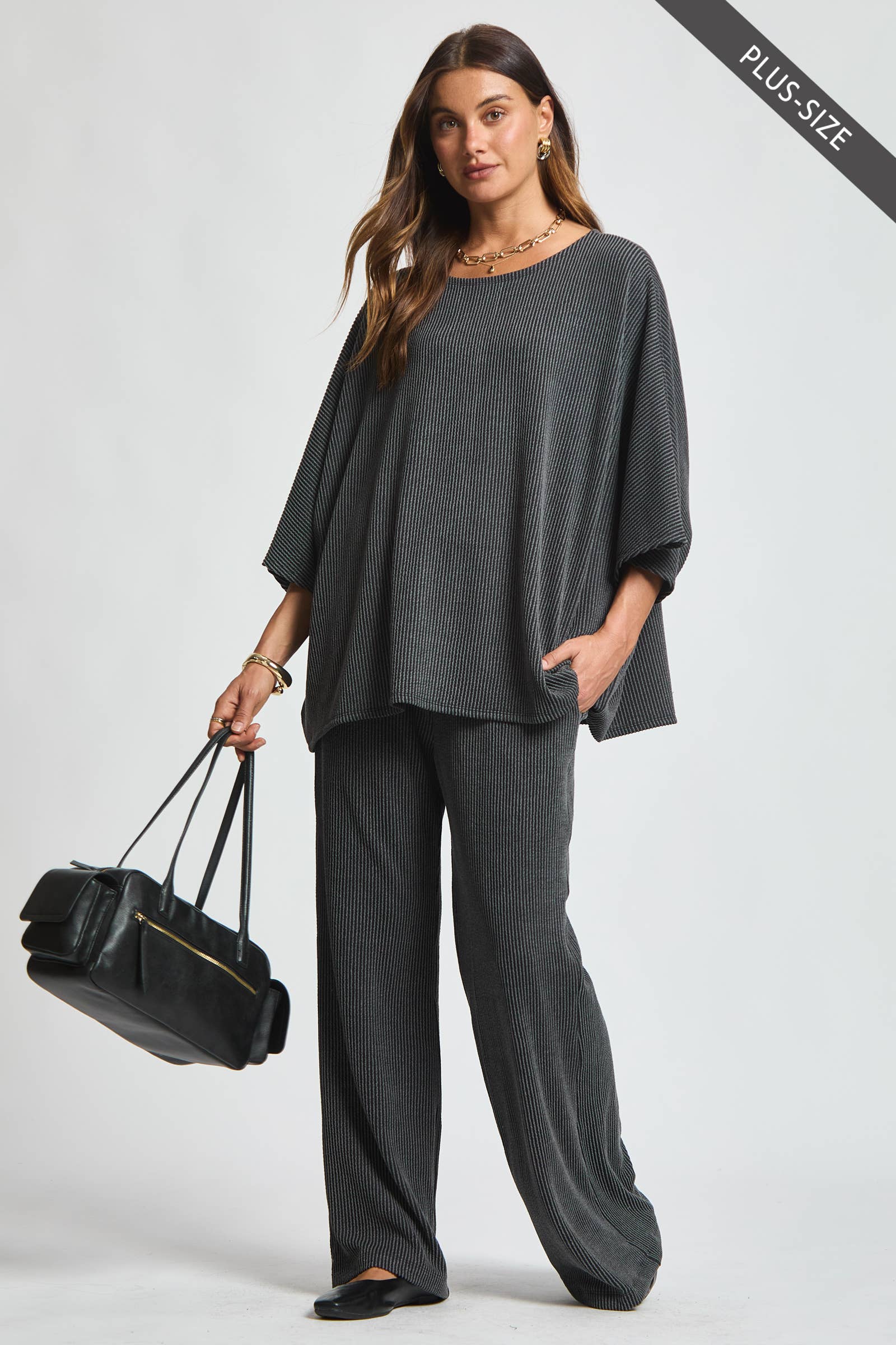 Dear Scarlett – Großhandel Set aus Oberteil und Hose (NICHT Loungewear) – Damen – Übergrößen Rippen-Poncho-Top + Fließende Weitbein-Hose3