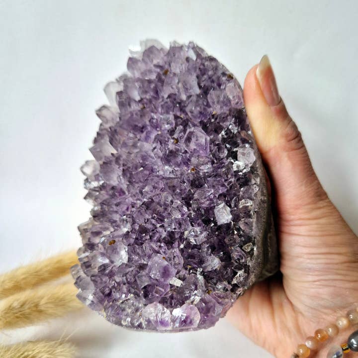 Gemstone Polished Amethyst Geode of 867 grams – Spiritual Eye-catcher with Powerful Energy for wholesale by Moonlight Gemstones