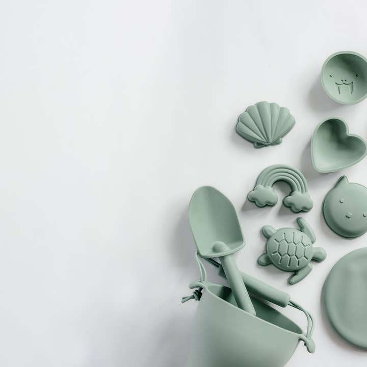 Ensemble seau et jouets Sage Green - 12 pièces pour la vente par Classical Child