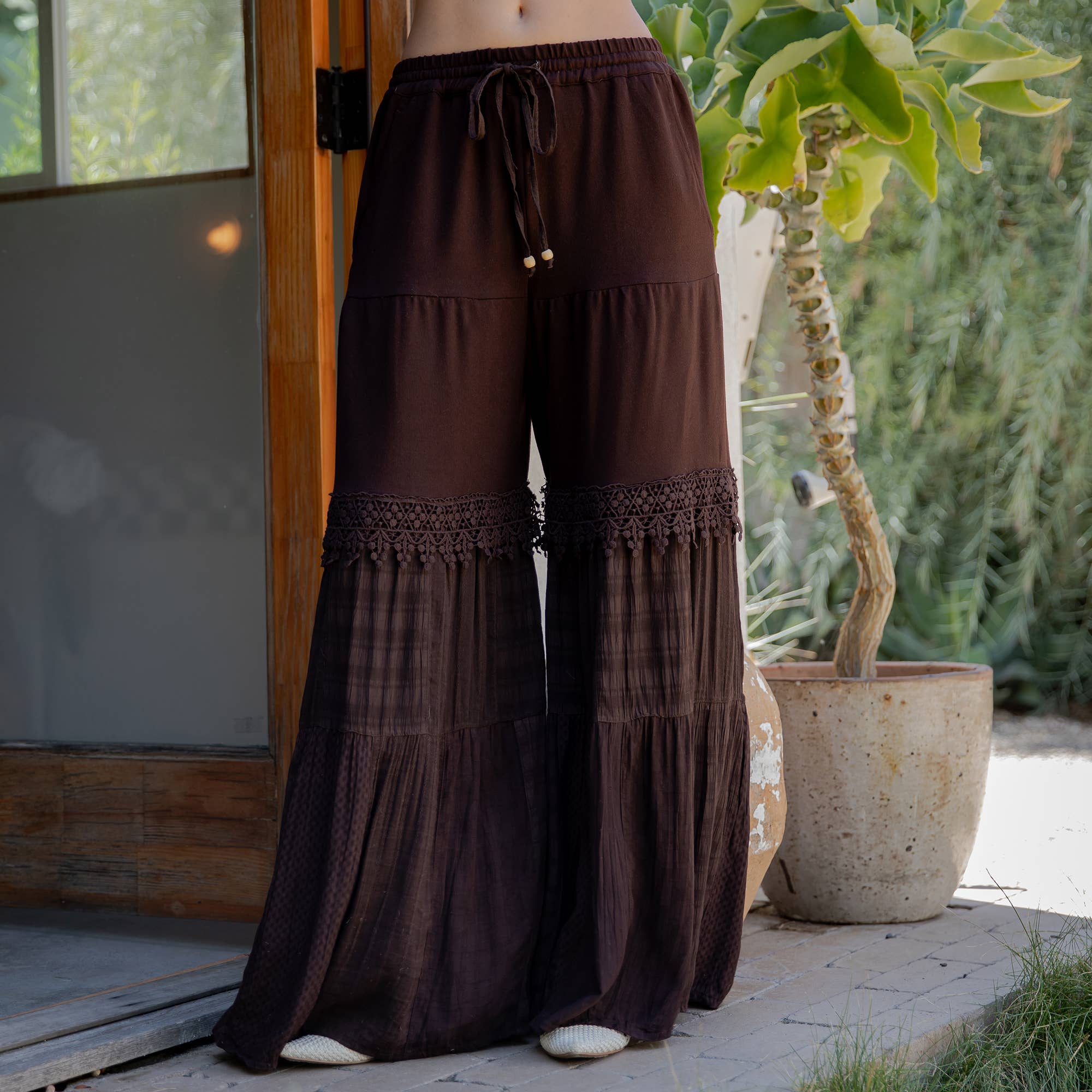 Young Threads - Vendita all'ingrosso Pantalone - Donna - Pantaloni lunghi in denim ispirati al boho con toppa solida (nuovo colore)29